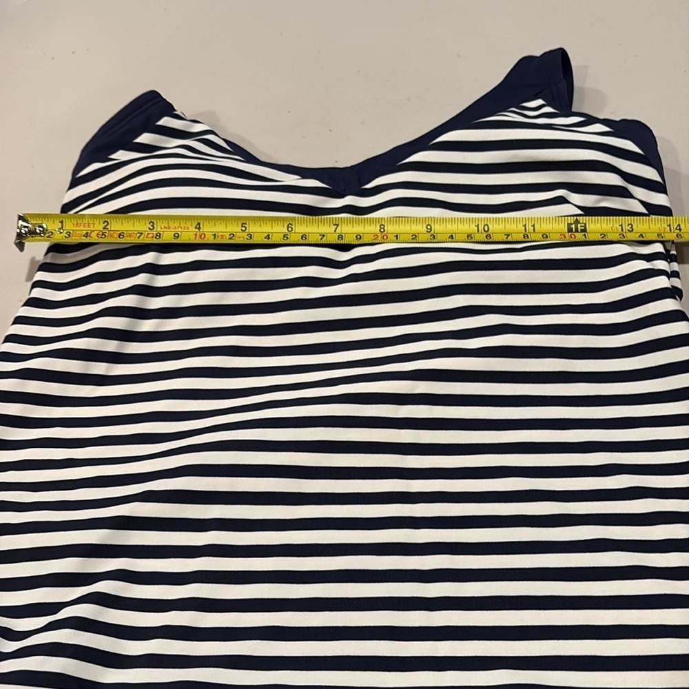 Nike Women’s racerback Bathing Suit Tankini top. Size small - Picture 7 of 10
